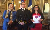 Photo Patrice Faure avec deux personnes venant de recevoir leur décret de naturalisation