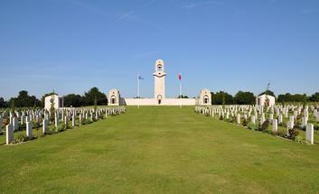 Ce classement vient reconnaître le caractère historique de ces deux mémoriaux du Commonwealth situés à une quinzaine de kilomètres d’Amiens et qui rendent hommage au sacrifice des milliers de soldats australiens qui ont fait don de leur vie pour remporter des victoires décisives sur les offensives allemandes lors des événements qui se sont déroulés entre avril et juillet 1918.  Australiens et Néo-zélandais viennent nombreux chaque année, assister le 25 avril sur le site de Villers-Bretonneux à « l’Australian and New-Zeland Army Corps (ANZAC) Day », imposante cérémonie en hommage à leurs soldats morts sur le sol français.  Le caractère remarquable de ces monuments tient en partie à leur architecture épurée mais également à la relation étroite et indissociable qu’ils entretiennent avec le grand paysage très ouvert du plateau du Santerre.  Ce nouveau classement qui couvre 3 733 ha repartis sur les communes d’Aubigny, Blangy-Tronville, Cachy, Fouilloy, Hamelet, Lamotte-Warfusée, Le Hamel, Vaire-sous-Corbie et Villers-Bretonneux permettra de préserver les perspectives perçues depuis ces mémoriaux vers Amiens et qui ont fondé le périmètre de ce site exceptionnel.  La DREAL des Hauts de France a en charge le suivi de ce nouveau site classé.