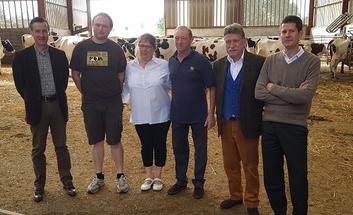 Le préfet visite une ferme dans le cadre du dispositif « Fermes ouvertes » lancé lors des JEP