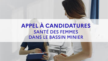 Une patiente et son médecin discutant 