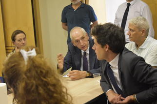 Visite de Julien Denormandie à l'accueil de nuit à la prefecture de la région d'Île-de-France