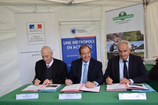 La signature s’est déroulée à Rueil-Malmaison (92) en présence de (gauche à droite) de Michel Cadot, préfet de la région Ile-de-France, Patrick Ollier, président de la Métropole du Grand Paris, et Jean-Marie Aurand, directeur général par intérim de l’ONF.