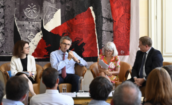Photo du préfet avec les autres intervenants lors du lancement du cadre d'intervention régional en faveur de l'agriculture biologique