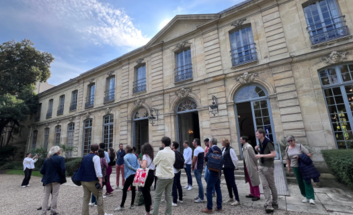 Visiteurs dans le jardin de l'hôtel de Noirmoutier [Image894018]