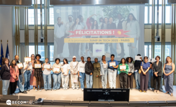 Photo des participantes aux "girls camp" avec leurs diplômes