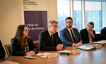 Photo du point de situation sur le plan grand froid avec le préfet et le ministre