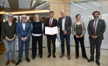 Photo des signataires du Plan Parisien de Lutte contre l'Habitat Indigne