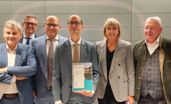 Valérie Létard avec le rapport Sisyphe, en compagnie des personnes ayant participé à la réhabilitation de la résidence Mouzaïa