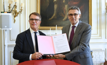 Photo du préfet d'Île-de-France, préfet de Paris avec le protocole signé.