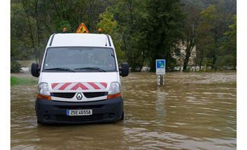camionnette inondée @ Crédit photo - A. BOUSSIOU - DICOM MEDDE & MLETR [Image9332]