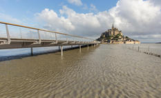 Le pont-passerelle du Mont Saint-Michel à marée haute [Image8691]