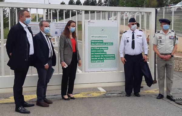 Photo des signataires devant le panneau France Relance [Image82375]