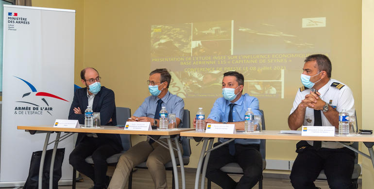 Conférence de presse à la BA 115, de droite à gauche : COL Patrice HUGRET commandant de la BA 115, Bertrand GAUME préfet du Vaucluse, Didier FRANÇOIS sous-préfet de Carpentras et Benjamin SAKAROVITCH Insee. [Image84850]