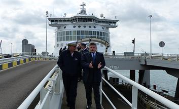 Sûreté portuaire - Déplacement du préfet de la région Nord - Pas-de-Calais Picardie et du préfet maritime Manche Mer du Nord au terminal ferry de Loon-Plage