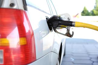 Image voiture station carburant