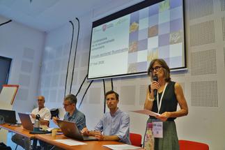 Photo de la tribune de la conférence avec Virginie ALAVOINE, directrice de la Draaf NA