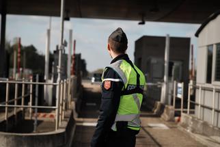Photo d'un gendarme au péage de Virsac (33). Crédit photo : Gendarmerie nationale