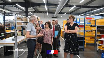 Photo de la préfète NA et préfète 64 dans une entreprise