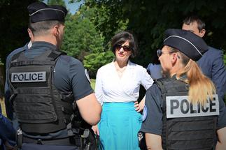 La préfète Sophie Brocas échange avec les agents de Police