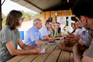 Photo des échanges entre le préfet, la Draaf et les membres de l'exploitation bio