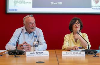 Photo de la tribune avec la préfète Sophie BROCAS et le président de la région Alain ROUSSET