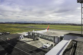 Photo de l'aéroport de Pau, avion sur le Tarmac (crédit photo Air'Py Pau-Pyrénées)