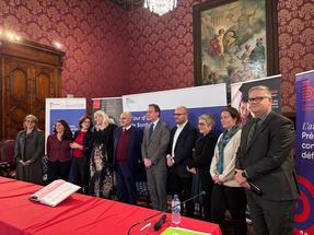 Photo de la signature en présence des partenaires