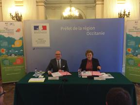 Pascal Mailhos, préfet de la région Occitanie, préfet de la Haute-Garonne, et Monique Cavalier, directrice générale de l’agence régionale de santé Occitanie, signent le 13 décembre 2017 le plan régional santé environnement 2017-2021, le 1er à l’échelle de la région.